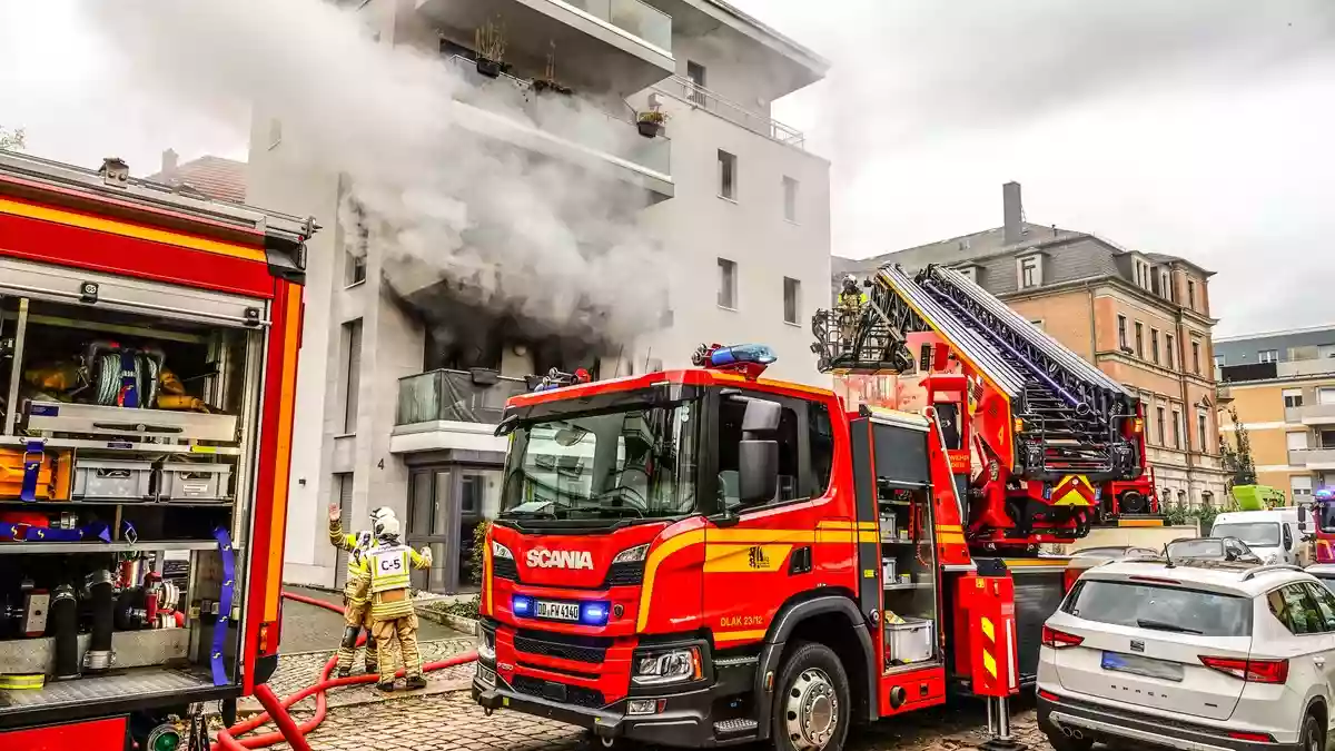 FW Dresden: Brand mit Verpuffung auf der Bramschstraße - neun Verletzte - Bild: presseportal.de