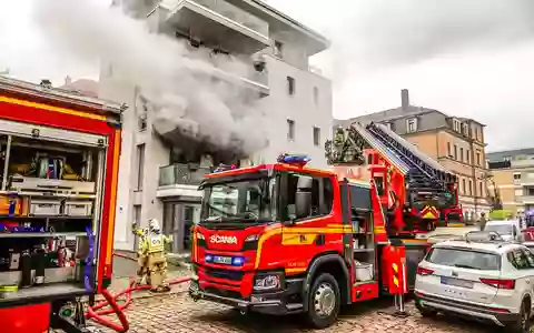 FW Dresden: Brand mit Verpuffung auf der Bramschstraße - neun Verletzte - Foto: presseportal.de