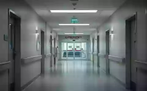 Ein leerer, modern gestalteter Krankenhausflur mit steriler Beleuchtung. - Foto: über boerse-global.de