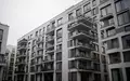 Moderne Berliner Wohnblocks vor einem bewölkten Himmel bei Tageslicht. - Foto: über boerse-global.de