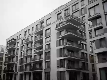 Moderne Berliner Wohnblocks vor einem bewölkten Himmel bei Tageslicht. - Foto: über boerse-global.de
