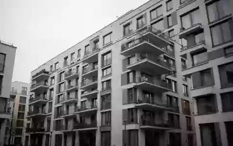 Moderne Berliner Wohnblocks vor einem bewölkten Himmel bei Tageslicht. - Foto: über boerse-global.de