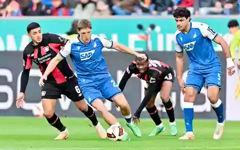 Hoffenheims Prass wurde am Ball unter Druck gesetzt. - Foto: Uwe Anspach/dpa