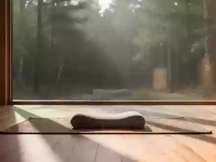 Ein minimalistischer, ruhiger Raum mit einem Meditationskissen und weichem Tageslicht, das auf einen Holzboden fällt. - Foto: über boerse-global.de