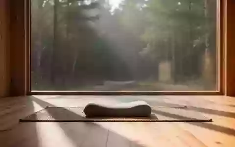 Ein minimalistischer, ruhiger Raum mit einem Meditationskissen und weichem Tageslicht, das auf einen Holzboden fällt. - Foto: über boerse-global.de