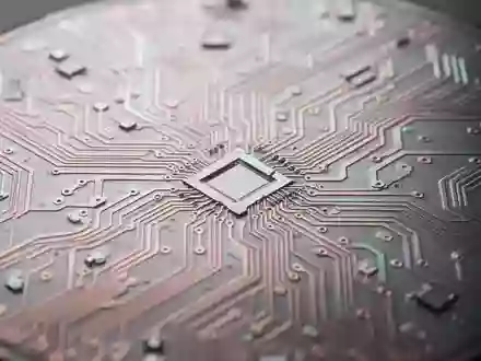 Nahaufnahme einer Silizium-Wafer-Oberfläche mit komplexen, geometrischen Leiterbahnen in Kupfer- und Silbertönen. - Foto: über boerse-global.de
