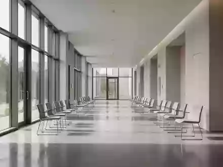 Ein heller, minimalistischer Flur in einem modernen Verwaltungsgebäude mit klaren architektonischen Linien und natürlichem Licht. - Foto: über boerse-global.de