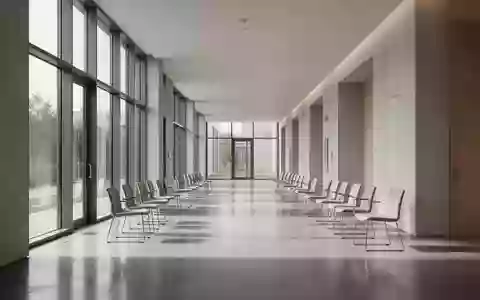 Ein heller, minimalistischer Flur in einem modernen Verwaltungsgebäude mit klaren architektonischen Linien und natürlichem Licht. - Foto: über boerse-global.de