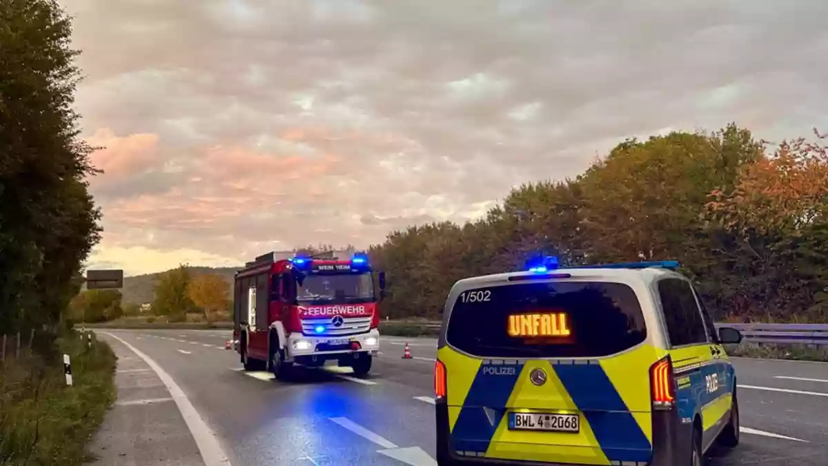 FW Weinheim: Verkehrsunfall an der Kreuzung B3/Mannheimer Straße. Weinheimer Feuerwehr im Einsatz - Bild: presseportal.de