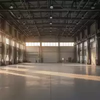 Leere, moderne Industriehalle mit hohen Decken und einfallendem Tageslicht. - Foto: über boerse-global.de