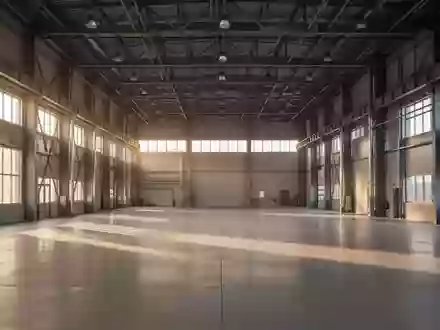 Leere, moderne Industriehalle mit hohen Decken und einfallendem Tageslicht. - Foto: über boerse-global.de