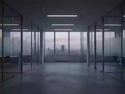 Ein verlassenes, modernes Großraumbüro in der Dämmerung, das eine Atmosphäre der Stille und Leere vermittelt. - Foto: über boerse-global.de