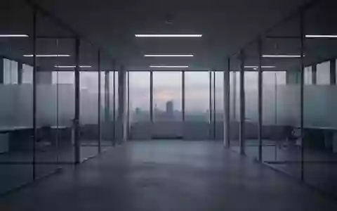 Ein verlassenes, modernes Großraumbüro in der Dämmerung, das eine Atmosphäre der Stille und Leere vermittelt. - Foto: über boerse-global.de