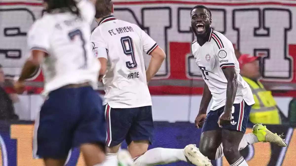 Hat gut lachen: Bayern-Verteidiger Dayot Upamecano feiert sein Tor zum 1:0. - Bild: Harry Langer/dpa