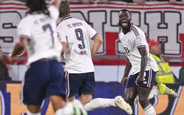 Hat gut lachen: Bayern-Verteidiger Dayot Upamecano feiert sein Tor zum 1:0. - Foto: Harry Langer/dpa