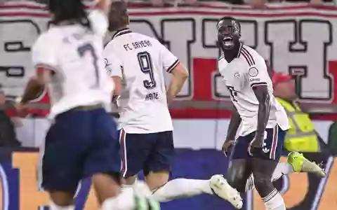Hat gut lachen: Bayern-Verteidiger Dayot Upamecano feiert sein Tor zum 1:0. - Foto: Harry Langer/dpa