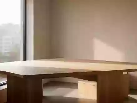 Ein minimalistischer, heller Arbeitsplatz mit Holztisch in einer ruhigen, modernen Umgebung bei natürlichem Lichteinfall. - Foto: über boerse-global.de