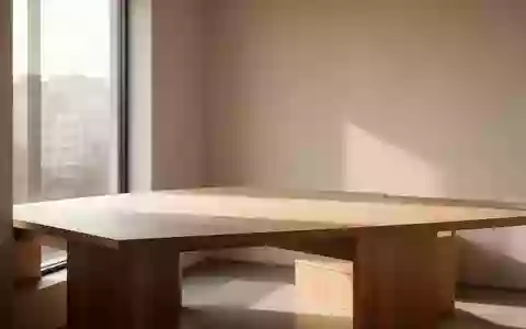 Ein minimalistischer, heller Arbeitsplatz mit Holztisch in einer ruhigen, modernen Umgebung bei natürlichem Lichteinfall. - Foto: über boerse-global.de