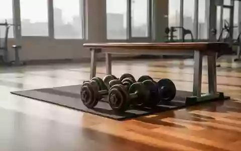 Minimalistisch eingerichteter Fitnessraum mit Hanteln und Trainingsbank in hellem Tageslicht. - Foto: über boerse-global.de