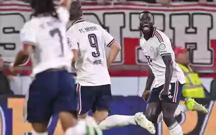 Hat gut lachen: Bayern-Verteidiger Dayot Upamecano feiert sein Tor zum 1:0. - Foto: Harry Langer/dpa