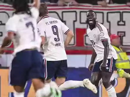 Hat gut lachen: Bayern-Verteidiger Dayot Upamecano feiert sein Tor zum 1:0. - Foto: Harry Langer/dpa