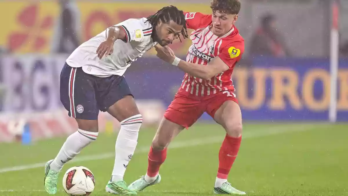 Erzielte das 2:0: Bayerns Serge Gnabry (l), hier im Zweikampf mit dem Freiburger Philipp Treu. - Bild: Harry Langer/dpa
