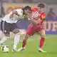 Erzielte das 2:0: Bayerns Serge Gnabry (l), hier im Zweikampf mit dem Freiburger Philipp Treu. - Bild: Harry Langer/dpa