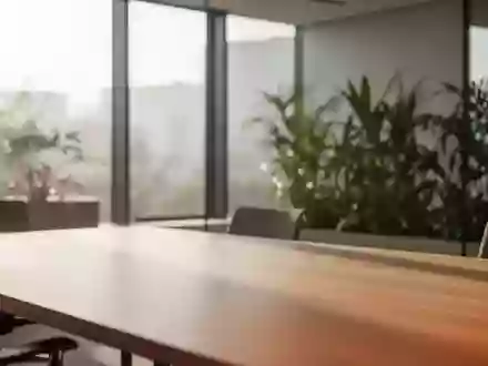 Ein minimalistischer, heller Büroraum mit natürlichem Licht und Pflanzen, der eine ruhige und gesunde Arbeitsumgebung symbolisiert. - Foto: über boerse-global.de