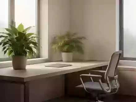 Ein minimalistischer, heller Arbeitsplatz in einem Privathaushalt mit einem Holztisch und einer Pflanze. - Foto: über boerse-global.de