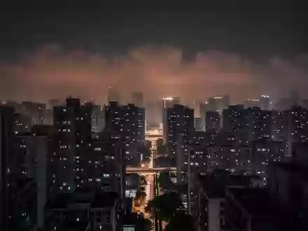 Nächtliche Skyline einer deutschen Großstadt mit Lichtverschmutzung und dicht bebauten Wohngebieten bei Dämmerung. - Foto: über boerse-global.de