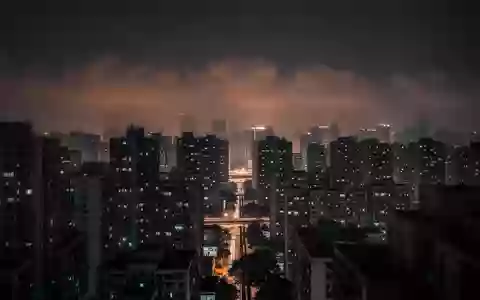 Nächtliche Skyline einer deutschen Großstadt mit Lichtverschmutzung und dicht bebauten Wohngebieten bei Dämmerung. - Foto: über boerse-global.de