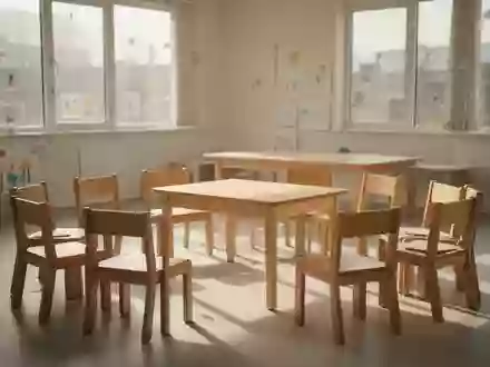 Ein heller, leerer Gruppenraum in einem Kindergarten mit einem Stuhlkreis auf dem Boden und einfallendem Tageslicht. - Foto: über boerse-global.de