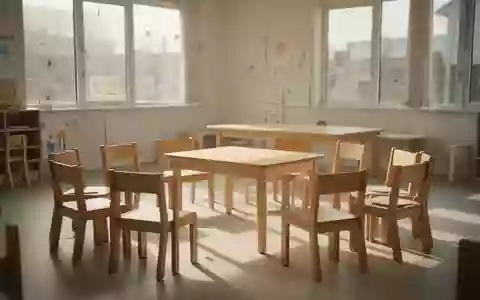 Ein heller, leerer Gruppenraum in einem Kindergarten mit einem Stuhlkreis auf dem Boden und einfallendem Tageslicht. - Foto: über boerse-global.de