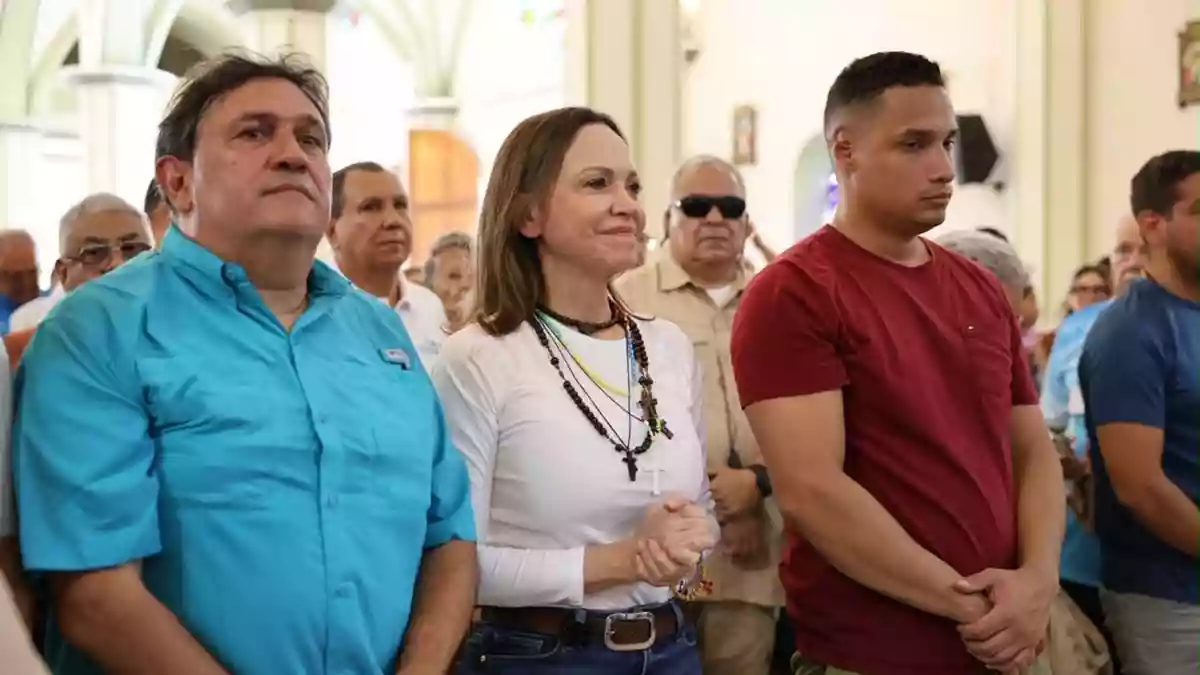 Machado betet bei ihrer Rückkehr. - Bild: Uncredited/Vente Venezuela Press Office/AP/dpa