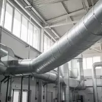 Industrielle Belüftungsanlage mit Metallrohren an einer Fabrikdecke in einer sauberen, modernen Umgebung. - Foto: über boerse-global.de