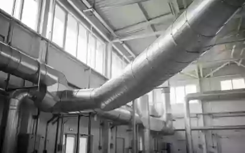 Industrielle Belüftungsanlage mit Metallrohren an einer Fabrikdecke in einer sauberen, modernen Umgebung. - Foto: über boerse-global.de