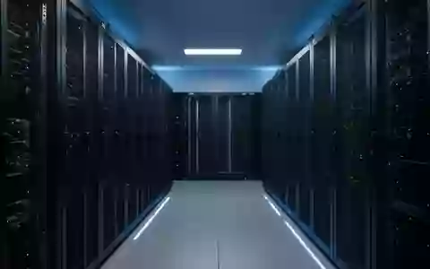 Moderne Serverarchitektur in einem minimalistischen Rechenzentrum mit blauer Beleuchtung. - Foto: über boerse-global.de