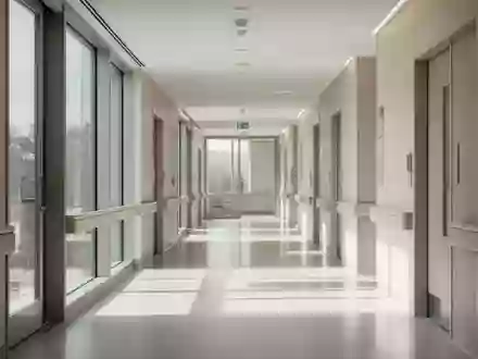 Moderner, heller Krankenhausflur in einer medizinischen Einrichtung mit klaren architektonischen Linien und natürlichem Licht. - Foto: über boerse-global.de