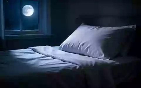 Ein ruhig beleuchtetes Schlafzimmer bei Nacht mit einem ordentlich gemachten Bett in einer friedlichen Atmosphäre. - Foto: über boerse-global.de