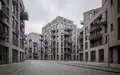 Moderne Wohngebäude in Hamburg vor einem bewölkten Himmel in einer ruhigen städtischen Umgebung. - Foto: über boerse-global.de