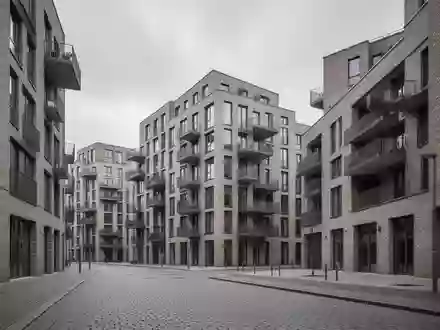 Moderne Wohngebäude in Hamburg vor einem bewölkten Himmel in einer ruhigen städtischen Umgebung. - Foto: über boerse-global.de