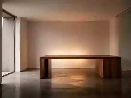 Ein minimalistisch gestalteter, moderner Raum mit klaren architektonischen Linien und sanftem, natürlichem Licht. - Foto: über boerse-global.de
