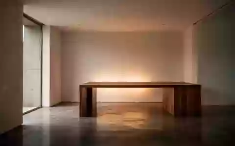 Ein minimalistisch gestalteter, moderner Raum mit klaren architektonischen Linien und sanftem, natürlichem Licht. - Foto: über boerse-global.de