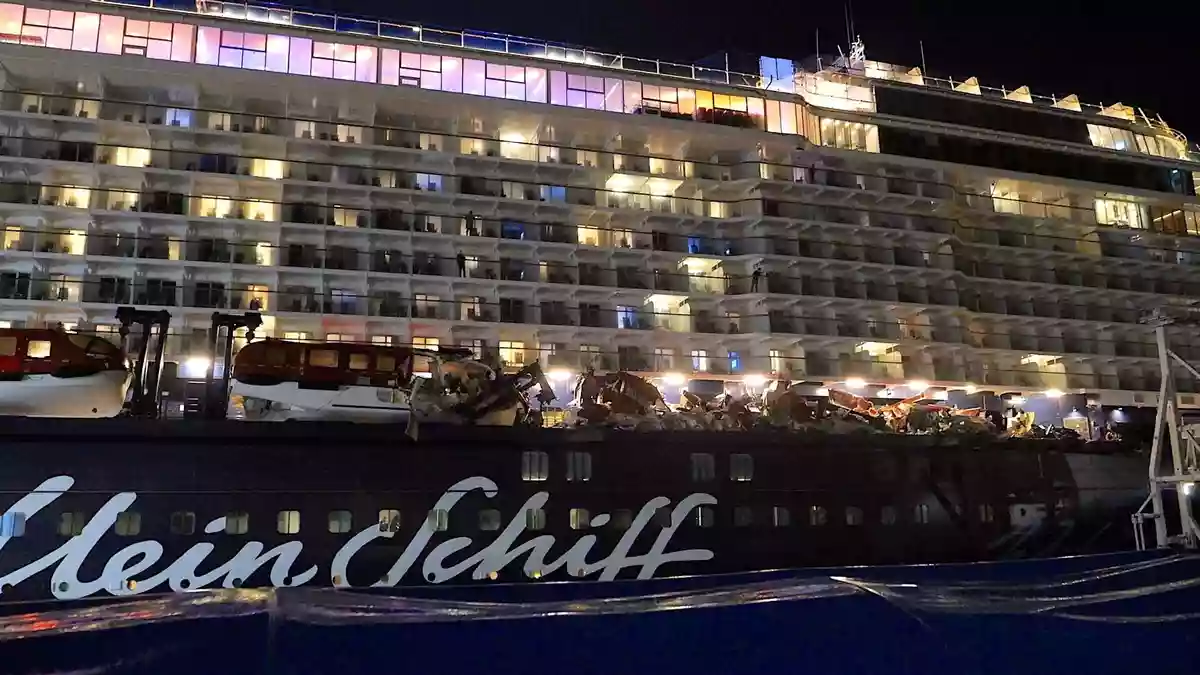 Das Kreuzfahrtschiff «Mein Schiff 3» ist in Bremerhaven mit zwei Containerschiffen zusammengestoßen.  - Bild: Jörn Hüneke/dpa