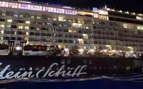 Das Kreuzfahrtschiff «Mein Schiff 3» ist in Bremerhaven mit zwei Containerschiffen zusammengestoßen.  - Foto: Jörn Hüneke/dpa