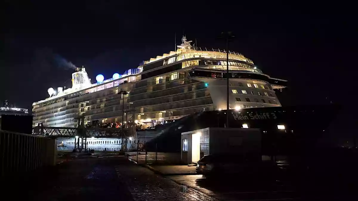 Beim Auslaufen der «Mein Schiff 3» in Bremerhaven ist es zu einem Unfall gekommen. - Bild: Jörn Hüneke/dpa