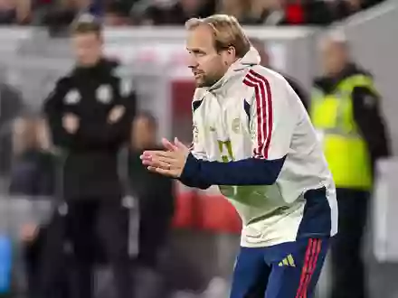 Bekam nach dem 3:1 in Freiburg eine Nachricht von seinem Chef Vincent Kompany: Bayerns Co-Trainer Aaron Danks. - Foto: Harry Langer/dpa