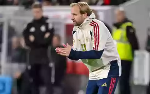 Bekam nach dem 3:1 in Freiburg eine Nachricht von seinem Chef Vincent Kompany: Bayerns Co-Trainer Aaron Danks. - Foto: Harry Langer/dpa