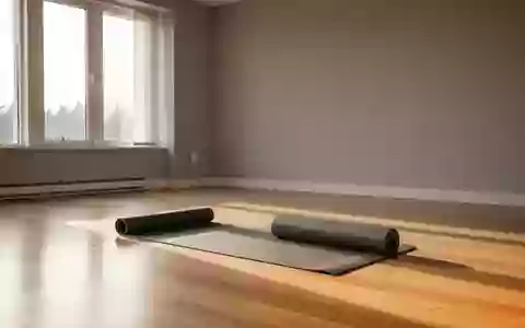 Ein heller, minimalistischer Trainingsraum mit einem einzelnen Yogamatten-Rollo auf einem Holzboden in natürlichem Licht. - Foto: über boerse-global.de