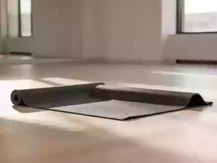 Eine leere, helle Trainingsmatte auf einem Holzboden in einem minimalistischen Fitnessraum bei natürlichem Lichteinfall. - Foto: über boerse-global.de